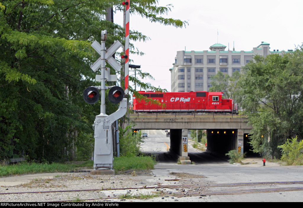 CP 4611 follows the Hiawatha south with a local